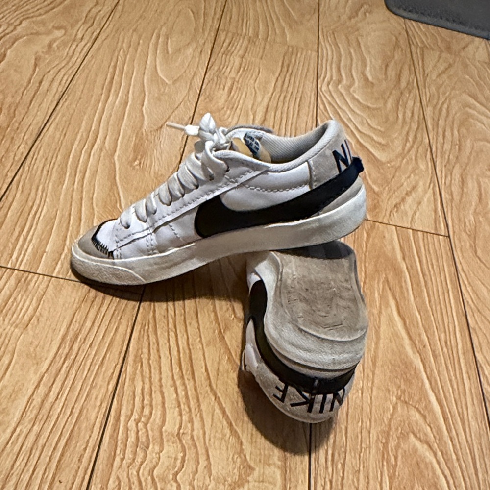 Nike Men’s Blazer Low 77’ White and Black Sneakers - Picture 4 of 6